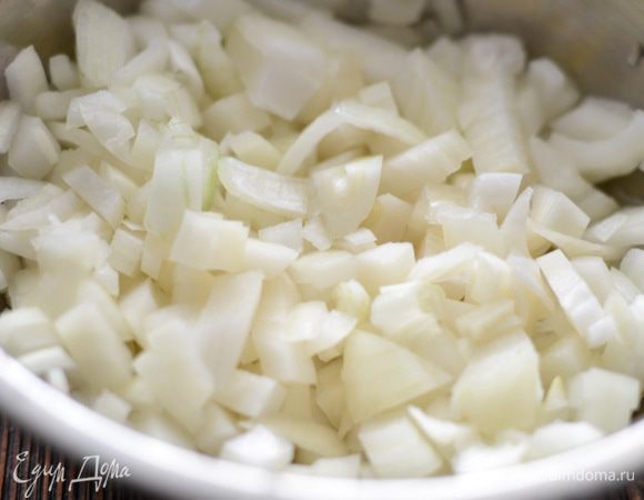 Тем временем приготовим начинку. Мелко нашинковать лук.