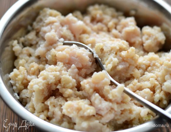 Нагрейте сковороду на среднем огне, растопите сливочное масло, поместите в сковороду лук. Затем добавьте куриный фарш. Приправить солью и молотым перцем. Обжаривать около 15 минут. 
