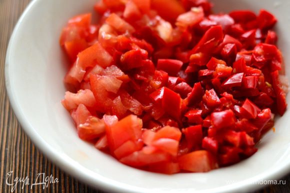 Нарезать помидор и перец небольшими кубиками.