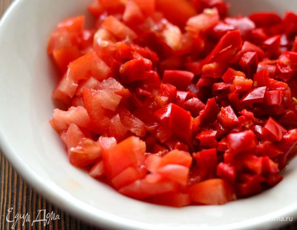 Нарезать помидор и перец небольшими кубиками.