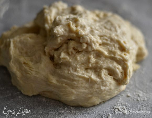 Тесто разделите на 2 части. Одну часть теста ложкой выложите на противень, застеленный пергаментом и присыпанный мукой. Вторую часть накройте полотенцем и отложите в сторону.