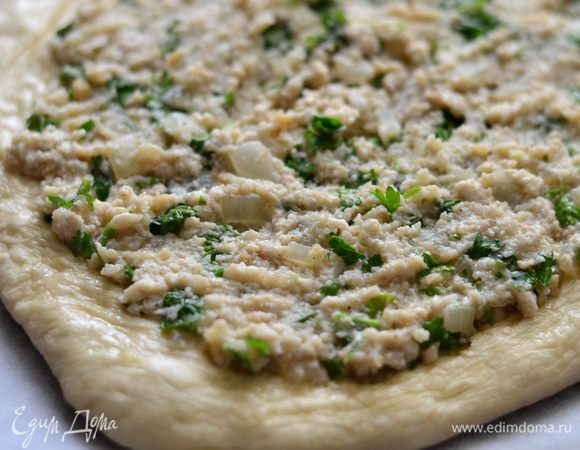 Сверху выложить фарш, как на фото, фарша кладите побольше.