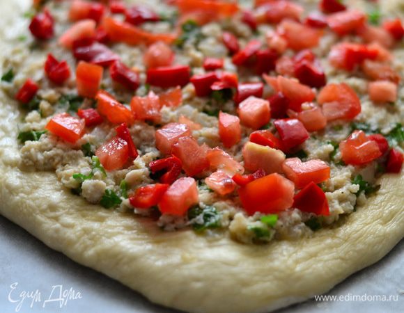 На фарш выложить помидорчики и перчик.