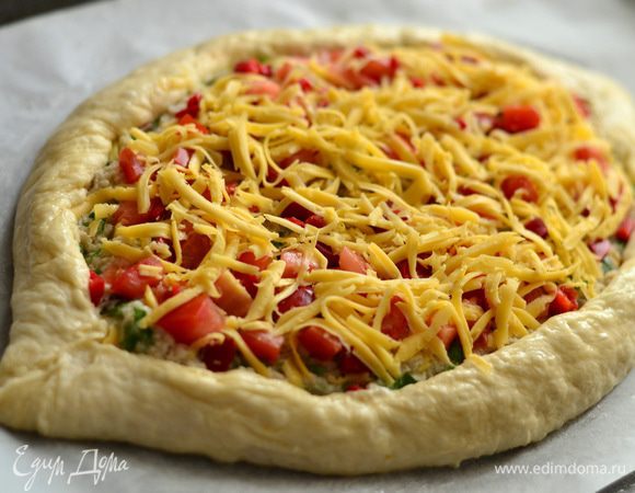 Сложите тесто  руками в форме лодки, не забыв защипнуть края. Смажьте оливковым маслом бока и поставьте в духовку выпекать около 30 минут до золотистой корочки.