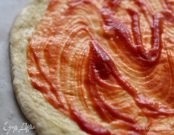 Со вторым пиде проделать то же самое, единственное я смазала низ оливковым маслом, а затем томатной пастой.