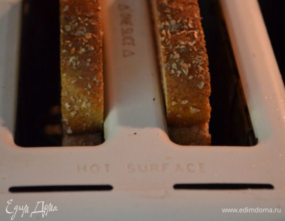 Хлеб поджарить на тостере. Яйцо очистить от скорлупы.