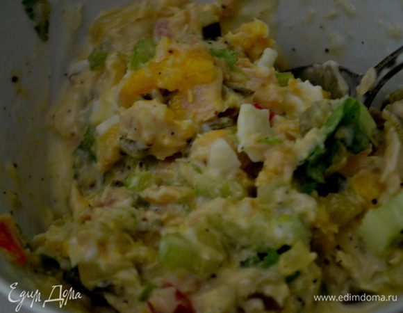 Смешать все ингридиенты кроме хлеба и салата,охладить. Сладкий релиш рецепт как делать ,есть на сайте. Если нет у вас его,то  можно соленый или маринованный огурец мелко порезать.