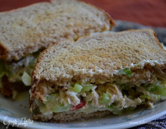 Выложить на хлеб салатные листья,у меня Айсберг. Затем начинку приготовленную. Приятного аппетита.