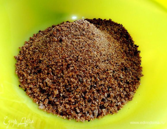 И перемолоть в крошку любым способом (можно через мясорубку!),добавить корицу по вкусу...Второй вариант: готовую ржаную крошку поджарить на сухой сковороде с толстым дном.