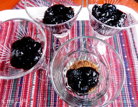 Пропитываем кисленьким вареньем...Варенье можно заменить толчёной замороженной или свежей ягодой,протёртой через сито!