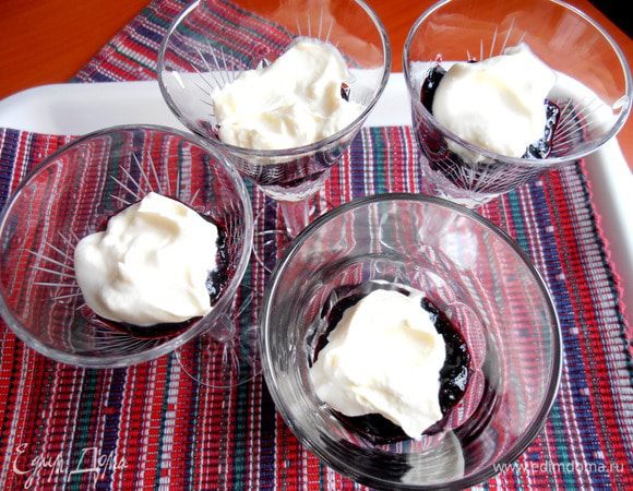 Накрываем варенье сливками...