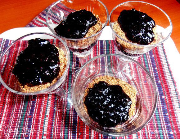 Пропитываем вареньем крошку...