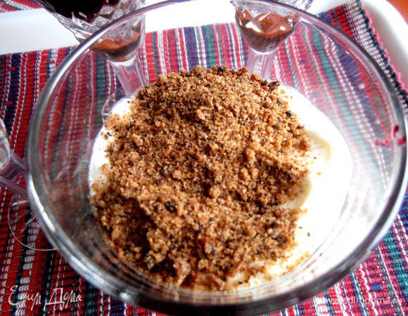 Так как стакан более вместительный,то продолжаем чередовать слои...Снова слой крошек...