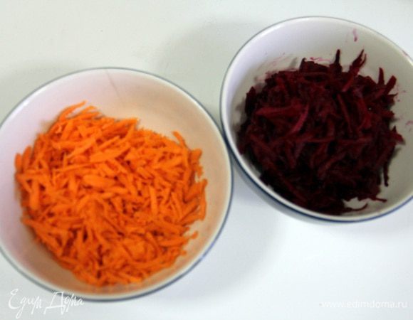 Морковь и свеклу натереть на крупной терке. 