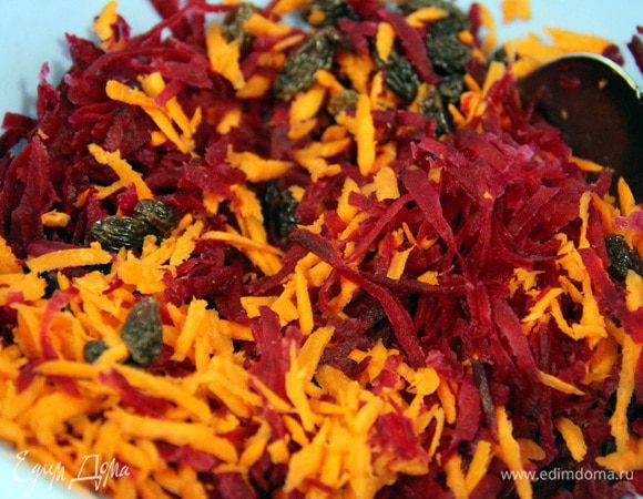 Затем немного подсушить свеклу с помощью бумажного полотенца и добавить к моркови.
Туда же добавляем изюм и перемешиваем.