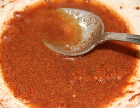 Затем добавить лимонный сок, сахар и мед и перемешать до однородного состояния.