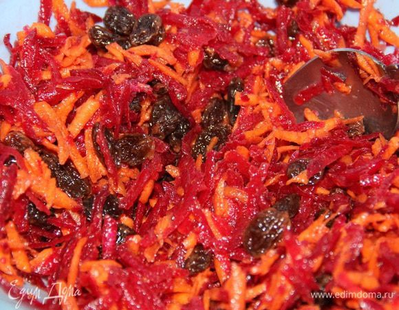 Заливаем этим соусом салат и хорошо перемешиваем, чтобы и свекла, и морковь были покрыты заправкой.
Затем оставляем при комнатной температуре где-то на 1 час, чтобы салат хорошо пропитался.