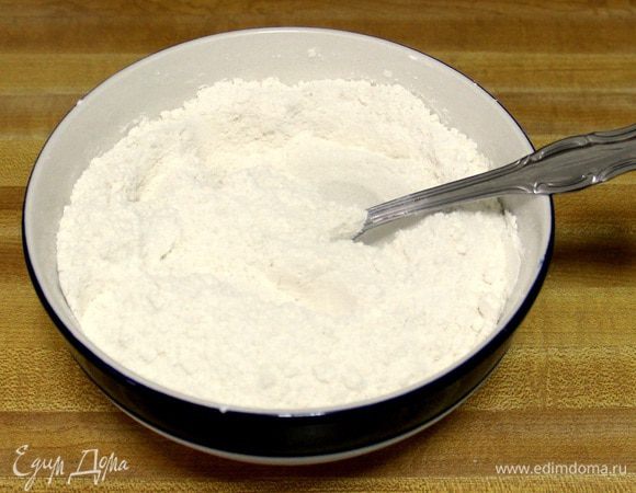 Смешиваем сухие ингредиенты (муку, сахар, пекарский порошок и соль) в небольшой миске.