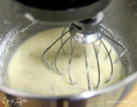 Яблоко нарезаем на маленькие кубики.