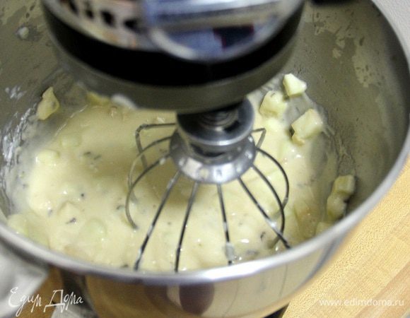 И половину нарезанных яблок смешиваем с тестом.