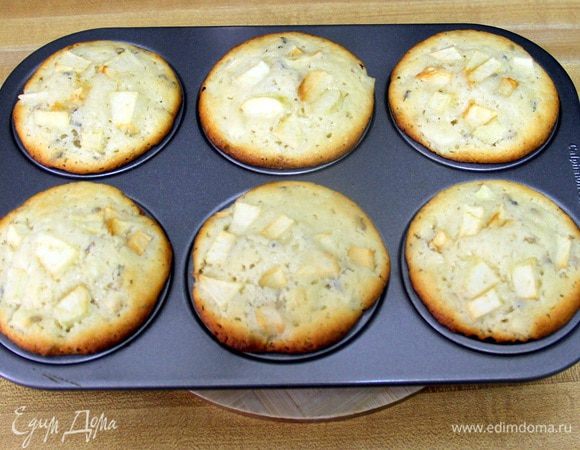 Выпекаем при температуре 350 (175С) около 25 минут. Проверяем готовность деревянной зубочисткой. Даем остыть примерно 10 минут, затем вынемаем из формы.