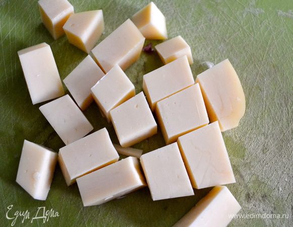 Тем временем, сыр нарезать кусочками... 