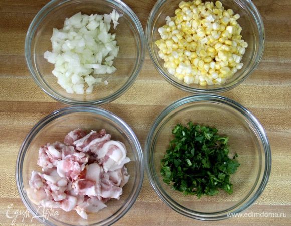 Теперь готовим начинку. Лук и петрушку мелко нарезаем, бекон режем на маленькие куски, с кукурузы срезаем зерна.