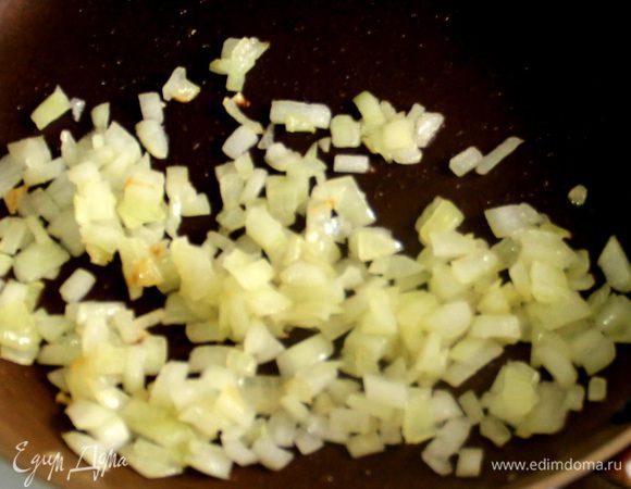 На нагретую сковороду наливаем оливковое масло и слегка обжариваем в нем лук.