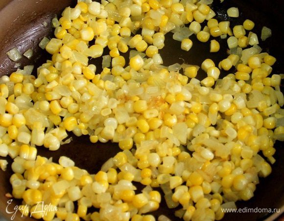 Добавляем кукурузу и жарим еще 3 минуты.