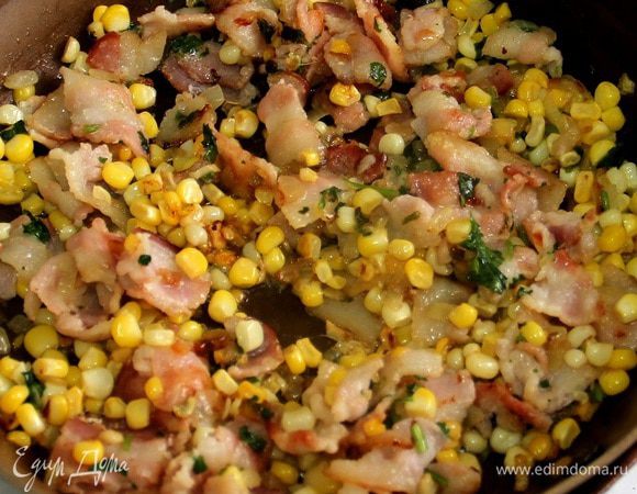 Затем кладем бекон и петрушку и продолжаем жарить до готовности. Бекон отдаст весь свой жир и станет слегка обжaренным. Добавляем соль и перец по вкусу.