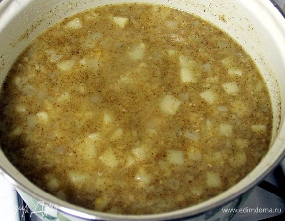 В небольшую сковороду наливаем масло и немного нагреваем. Затем добавлям тмин, куркуму, соль и перец. Хорошо перемешивем около 1 минуты. Затем добавляем эту смесь в суп.