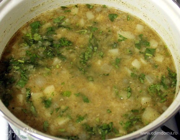 Следом добавляем сок лимона и мелко нарезанную кинзу. И даем постоять минут 5.