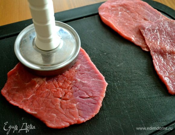 Теперь взять нарезанные ломтики мяса и слегка их отбить.