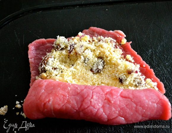 ...и завернуть кусочек мяса рулетиком. Каждый кусочек разрезать пополам ножом.