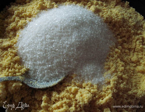  В подрумянившуюся муку всыпаем оставшийся сахар и перемешиваем.