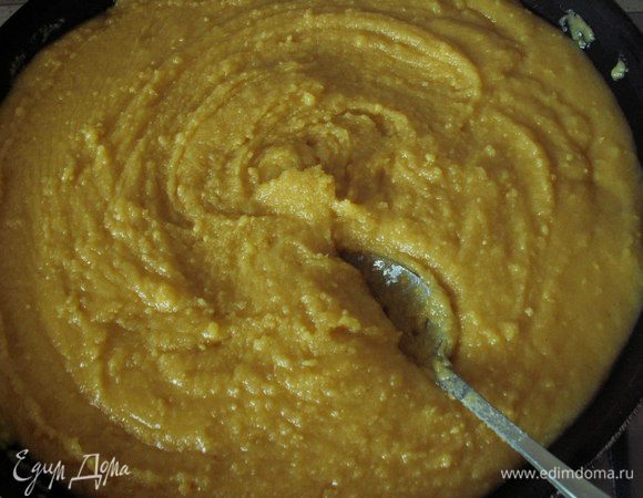  Вливаем сироп и тщательно все размешиваем, чтобы не было комочков. Получается жидкая кашица (в какой-то момент мне показалось, что она слишком жидкая и я угробила кучу продуктов).