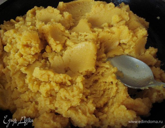  Держим массу на среднем огне и помешиваем. Она довольно быстро становится густой, как на этом фото. Остужаем.