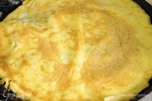 Для блинчиков: взбить яйца и посолить. Вылить на разогретую сковороду и обжарить с 2-х сторон