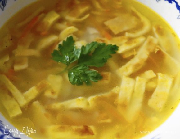 В бульон добавить поджаренные овощи, нарезанные блинчики, посолить, поперчить, добавить орегано (или любую приправу которую вы любите) и варить еще минут 5. Приятного аппетита!!!