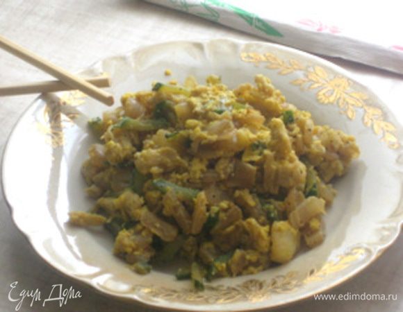 Влить соевый соус и соус "Терияки", протушить 1 минуту. Затем вылить омлет и жарить до нужной консистенции. 