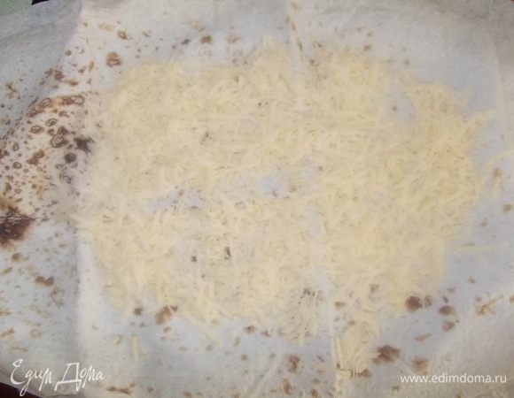 оставляя края свободными посыпать лаваш сыром