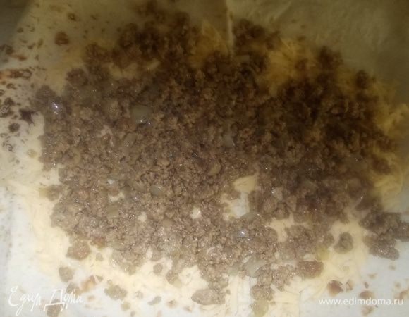 /по рецепту на сыр выкладывается капуста,/ выложить мясной фарш,распределив равномерно по сыру