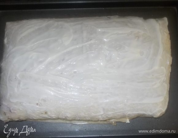 лаваши сложить в конверт,выложить на смазанный растительным маслом противень,швом вниз, верх смазать сливочным маслом или майонезом