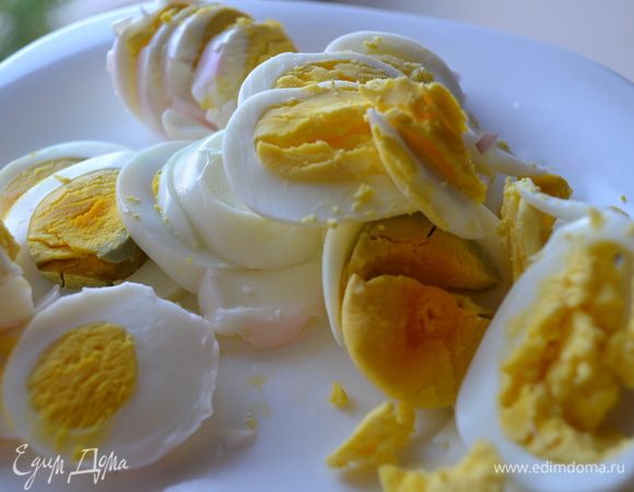 Отвариваем вкрутую яйца, нарезаем кружочками.