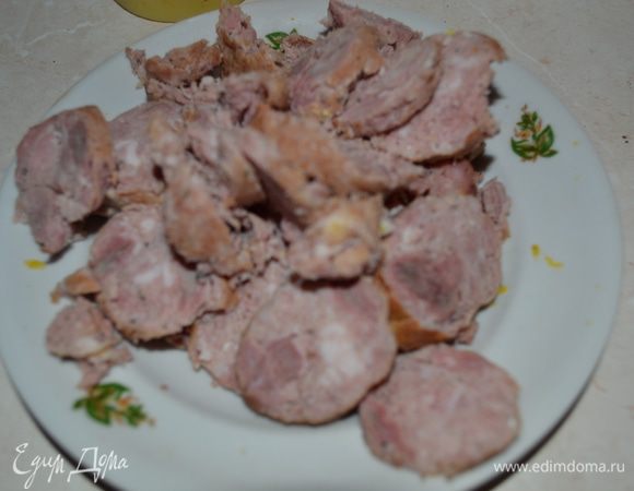 Колбасу очищаем и нарезаем кружками (можно заменить постным мясом, чтобы немного облегчить блюдо).
