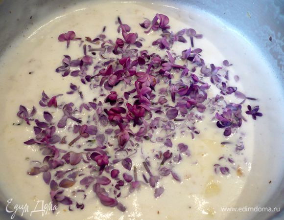Смешиваем 100 г сахара с молоком и сливками и, добавив лепестки миндаля, доводим до кипения. Вводим цветы сирени в горячую молочно-сливочную смесь, перемешиваем. Охлаждаем и убираем в холодильник на сутки.