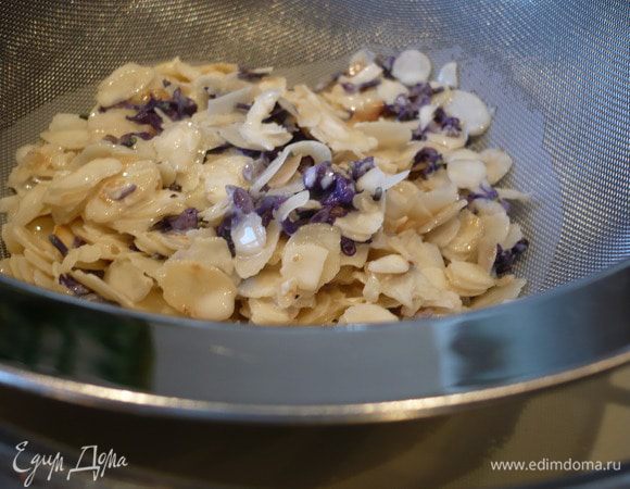 Достаем из холодильника. Откидываем на мелкое сито  и даем хорошо стечь миндально-сиреневому молоку. Можно не процеживать молоко, а использовать всю смесь, измельчив ее в блендере, тогда вкус сирени будет ощущаться!