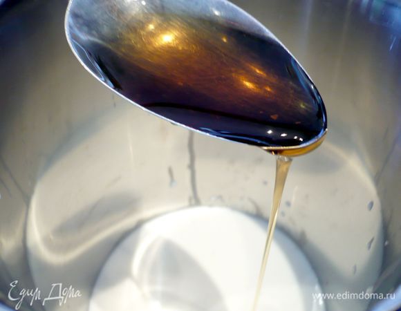 Добавляем в сиренево-миндальное молоко кленовый сироп, хорошо перемешиваем. Убираем в морозильную камеру на 1 час. Взбиваем начинающее схватываться мороженое погружным блендером и снова убираем в морозильную камеру на 1 час. Снова взбиваем мороженое и снова убираем его еще на один — полтора часа в морозилку.