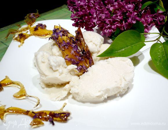 Подаем наше мороженое, «популяря изыски», украсив леденцами с сиренью! Приятного Вам аппетита!    