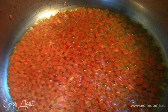 В кастрюльке в которой будем готовить супчик - пассеруем на оливковом масле мелко нарезанную морковь.